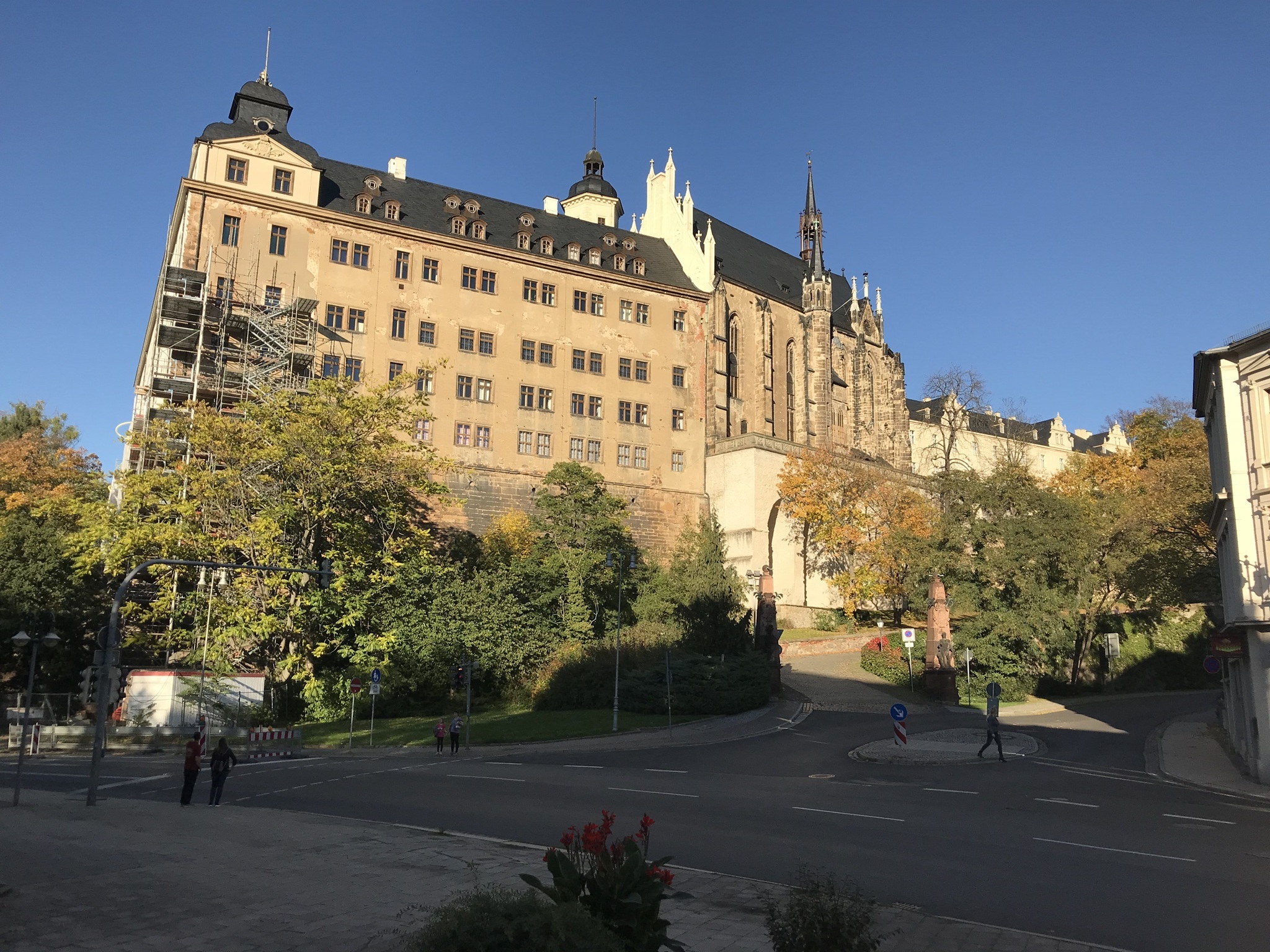 Schloss Altenburg Vorderansicht – Umgebung und Alternative zum Hotel